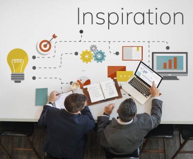 laptop ile çalışan takım elbiseli erkekler