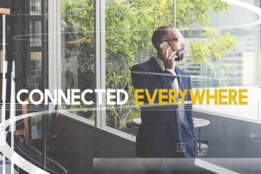 İş adamı telefonda konuşuyor.