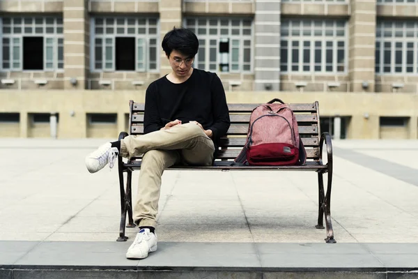 Hombre leyendo libro — Foto de Stock