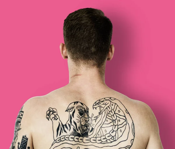 Homem tatuado sem camisa — Fotografia de Stock