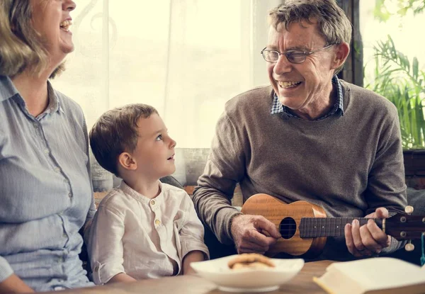 Nagyszülők és unokája, játszott ukulele — Stock Fotó