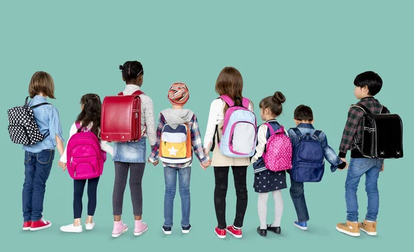 Bambini di scuola in piedi in fila — Foto Stock