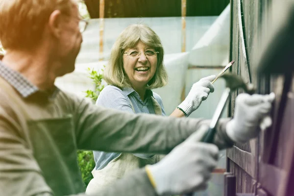 Casal Sênior Fixing Gate — Fotografia de Stock