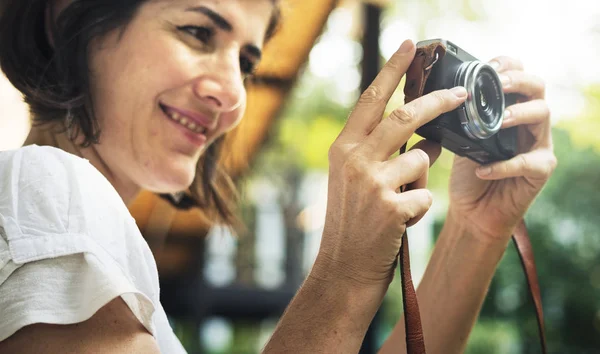 Жінка мандрівник з фотоапаратом — стокове фото