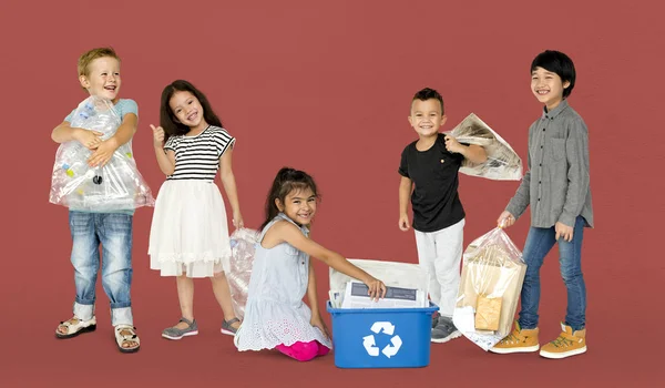 Bambini con rifiuti da riciclare — Foto Stock