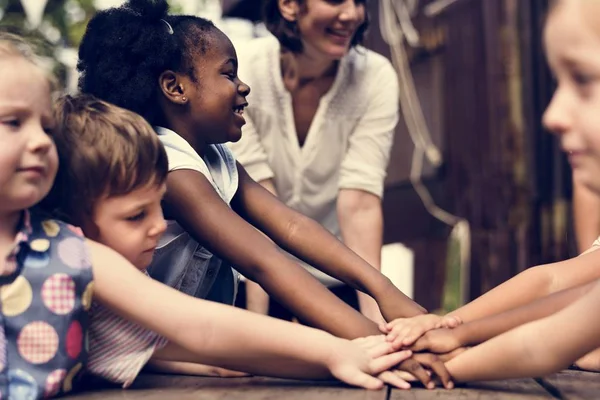 Schüler machen gemeinsam Hand an — Stockfoto