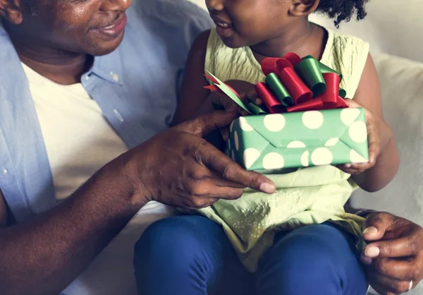 Padre dando regalo a la hija —  Fotos de Stock