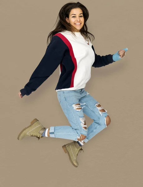 Jeune femme adulte Jumping Studio Portrait — Photo
