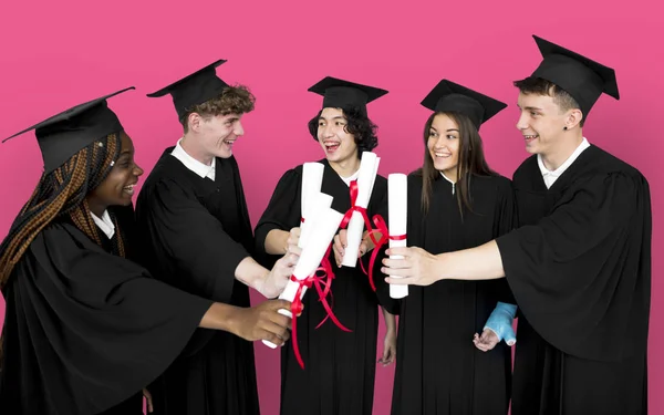 Öğrencilerin diploma holding — Stok fotoğraf