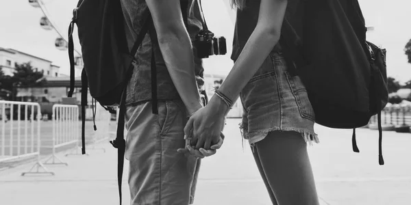 旅行のカップルが手を繋いでいます。 — ストック写真