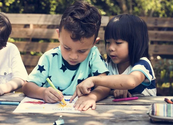 Kinderen tekenen verbeelding buitenshuis — Stockfoto