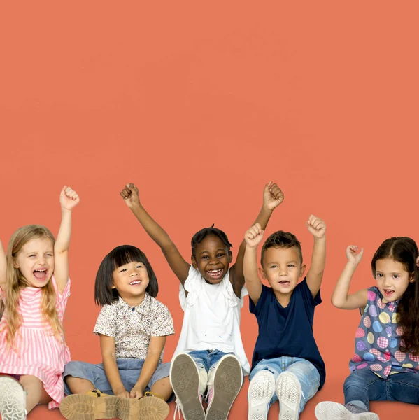 Niños sentados en el suelo juntos — Foto de Stock