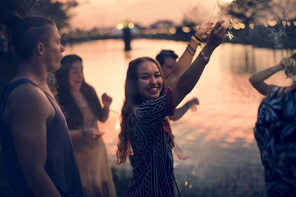 Mulher desfrutando Sparkler — Fotografia de Stock