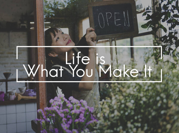 женщина висит открытый знак
 