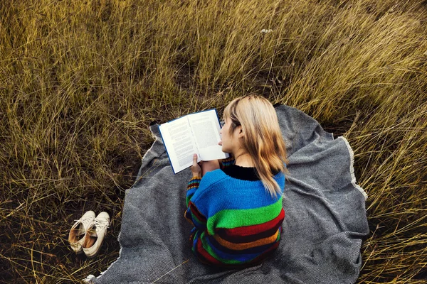 Kvinna läsning bok — Stockfoto