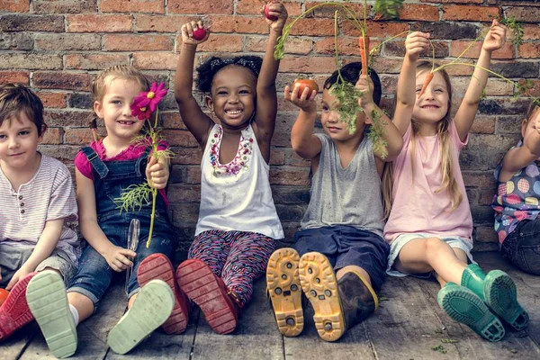 Kinder halten Gemüse in der Hand — Stockfoto