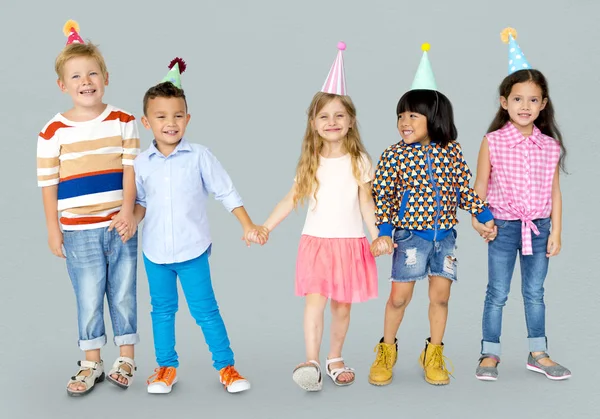 Barnen i partyhattar — Stockfoto