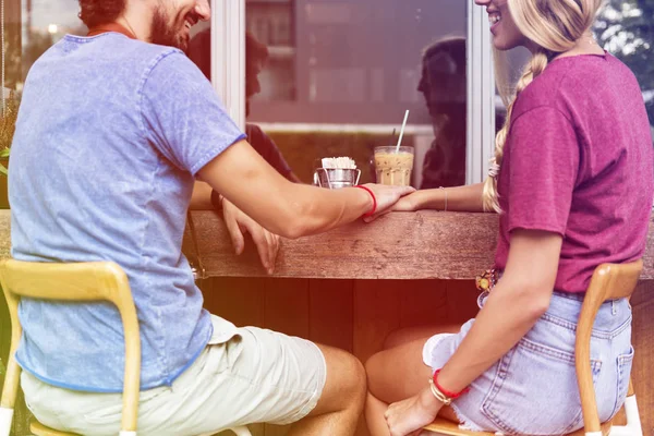 Paret sitter i café utomhus — Stockfoto