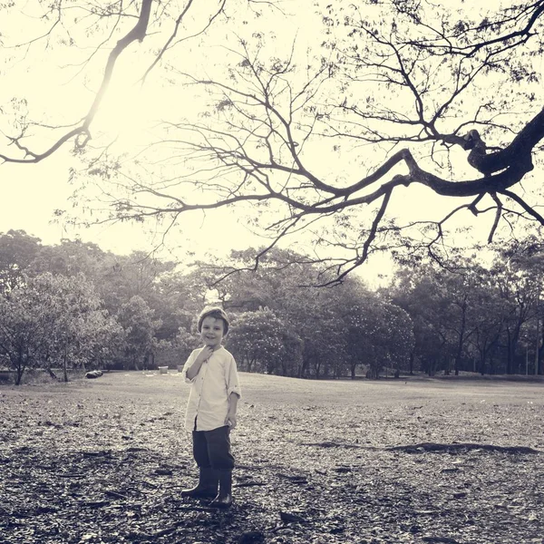 男孩站在公园里 — 图库照片