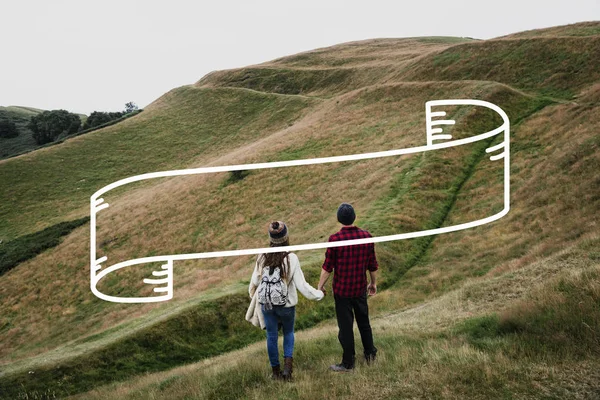 Couple standing on mountain hills — Stock Photo, Image