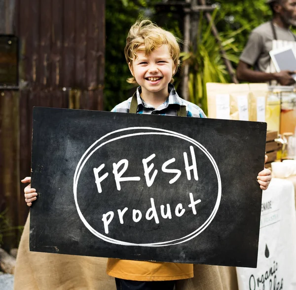 Jongen bedrijf schoolbord — Stockfoto