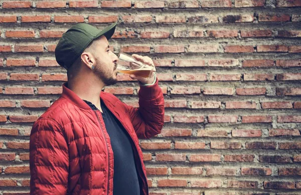 Человек пьет пиво — стоковое фото