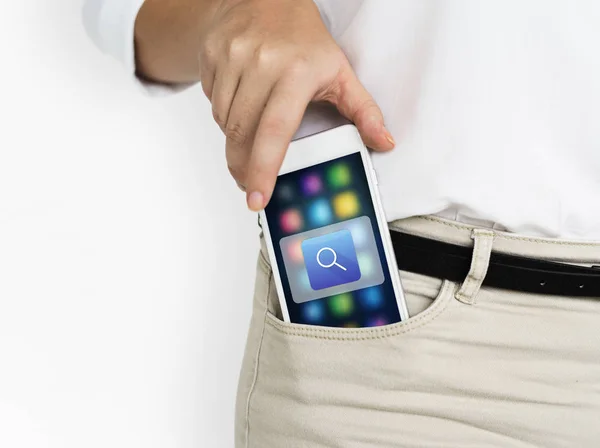 Hombre de negocios poniendo smartphone en el bolsillo — Foto de Stock