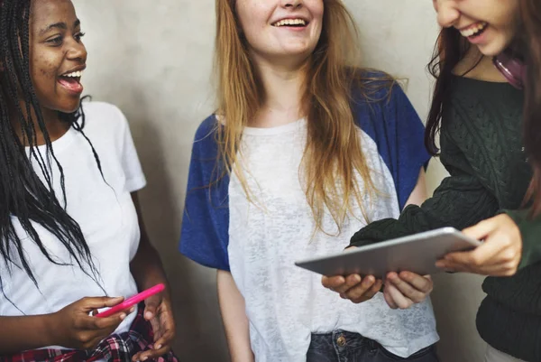 Vänner med digital tablet — Stockfoto