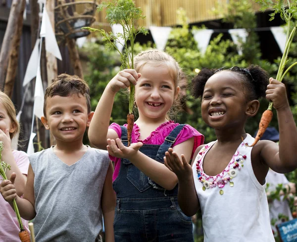 Děti drží zelenina — Stock fotografie