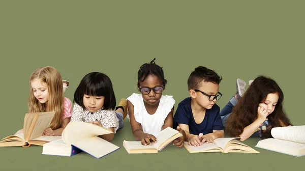 Дети читают книги — стоковое фото