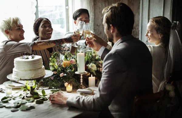 Люди празднующие свадьбу — стоковое фото