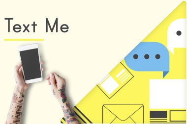 Akıllı telefon kullanan dövmeli kişi.