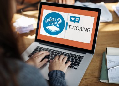 Dizüstü bilgisayarda yazan kadın klavyesi