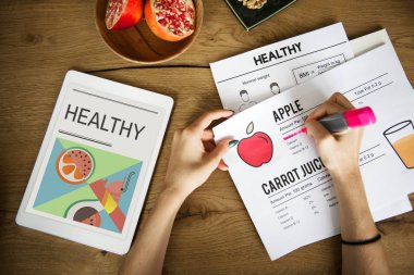 Kadın dijital tablet ile planı yapma