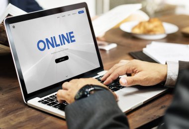 Dizüstü bilgisayarda yazan kişi 