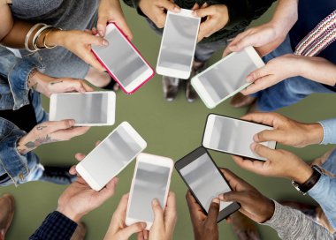 Cep telefonları tutan insanlar
