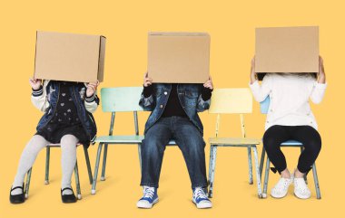 sandalye üzerinde oturan çocuklar