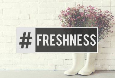 lastik çizmeler içinde çiçek buketi 