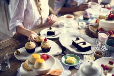 Çay partisi üzerinde toplama arkadaşlar