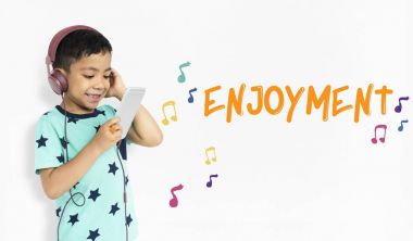 Küçük çocuk Smartphone kulaklık kullanarak