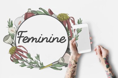 Akıllı telefon kullanan dövmeli kişi.