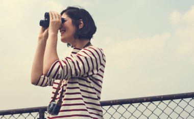 Dürbün gökyüzüne görünümlü kadın