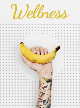 Dövmeli kişi holding muz.