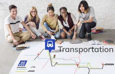 öğrenciler proje üzerinde birlikte çalışma