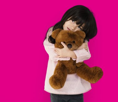 Kucaklayan kız oyuncak ayı