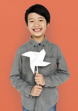 Asyalı çocuk oyuncak yel değirmeni ile