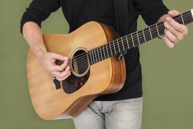 Gitarda çalan adam