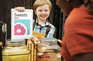  boy gösteren dijital tablet