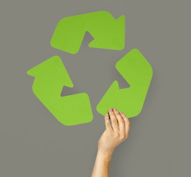 Geri dönüşüm işareti tutan kişi