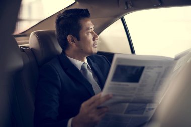 İşadamı okuma gazete arabanın içinden